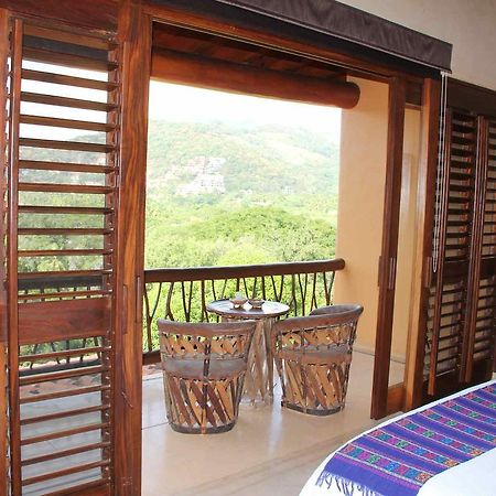 Hotel Casa Don Francisco Ixtapa  Bagian luar foto